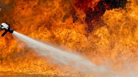 Над 900 пожарникари се борят с огнената стихия в Португалия