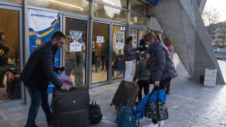 Бизнесът: Бежанците в хотели, а ни плащат като за бежански центрове!