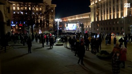 Хиляди протестират в Триъгълника на властта (ВИДЕО)