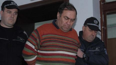 12 пазят кмета насилник в съда! Отвън: Ти си злодей!