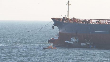 &bdquo;Кайрос&ldquo;, който бе ударен от дронове, вече два месеца остава блокиран край Бургас