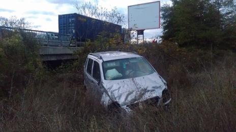 Лек автомобил летя 15 метра, водачът с травма на главата