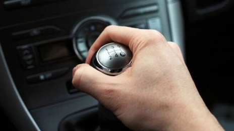 Не изпадайте в паника, ако лостът за скоростите блокира