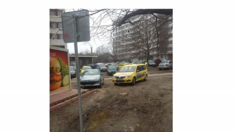 Инвалидно място се „появи“ в калта на ул. „Брегалница“ (Снимки)