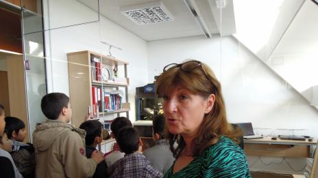 В библиотеката на ИУ-Варна дигитализират книги с робот