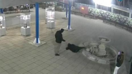 В центъра на Казанлък: Ученици счупиха 3-метров шадраван