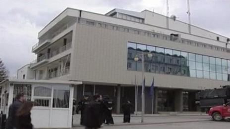 Взривно устройство бе хвърлено по сградата на парламента на Косово