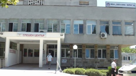 Рено блъсна баба до входа на болница "Св. Анна"