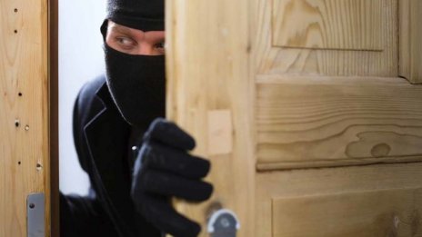 Заловиха млад мъж да краде метал от мазе във Варна