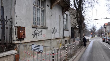 Преграден тротоар в центъра на Варна пречи на минувачите (СНИМКИ)