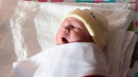 Момиченце се роди минута след полунощ в АГ болницата във Варна
