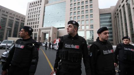 Взрив и стрелба в съда в Истанбул, където има заложник