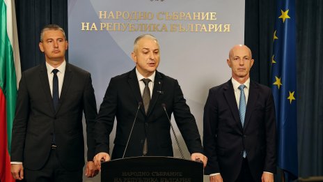 &bdquo;Възраждане&ldquo;: Полицията във Варна пази незаконно строителство