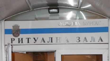 Огромно парче бетон падна пред ритуална зала в Бургас