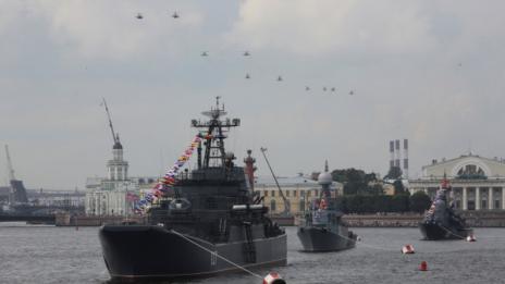 Русия демонстира военноморска сила на голям парад  