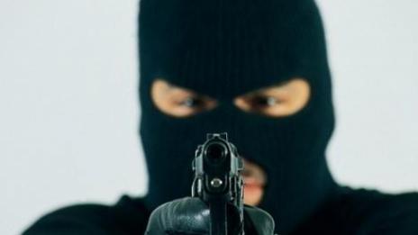 Въоръжен обир в столицата, издирват двама крадци