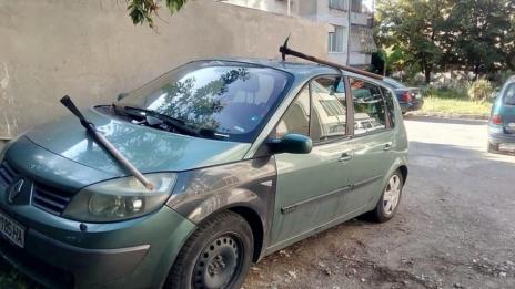 Автомобил във Варна осъмна със забити кирки