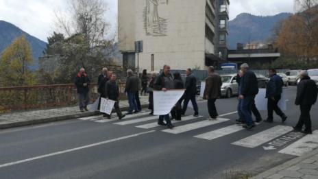 Работници блокираха пътя Смолян-Пампорово, заради неизплатени заплати