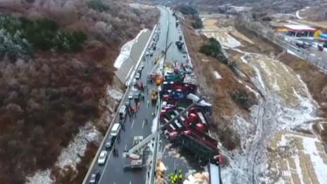 15 души пострадаха във верижна катастрофа с 40 автомобила в Канада