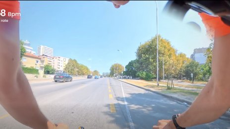 Шофьор удари пешеходец на тротоар във Варна и избяга, колоездач му оказа първа помощ