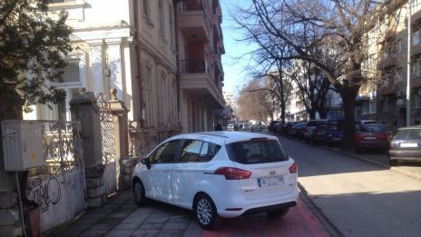Нагли шофьори паркираха на велоалея и тротоар