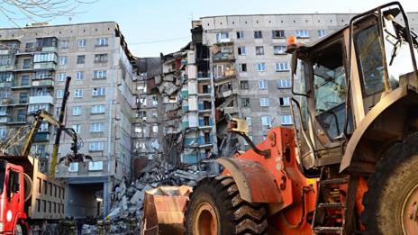 Извадиха телата на осмина загинали изпод отломките на блока в Магнитогорск