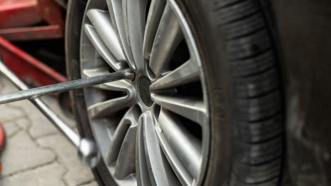 Опасно! Развиват болтовете на гумите на паркирани автомобили в Бургас