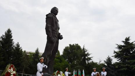 Варна почете годишнината от разстрела на Никола Вапцаров (СНИМКИ)