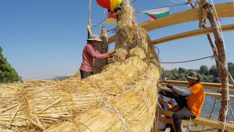 Баща и син от племето аймара разкриха тайната на тръстиковите лодки (СНИМКИ)