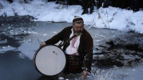С тъпан и песен: Ледено хоро във водите на Тунджа