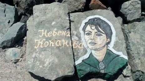 Лица на известни личности украсиха вълнолома на Приморско (СНИМКИ)