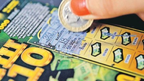 Фaна хвана пътя – сви печеливш билет за 250 бона от племенника си. Съдят я!?