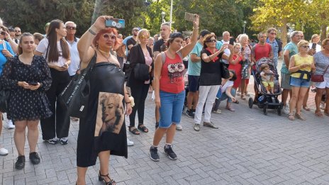 Депутати рипнаха на празнично хоро във Варна (СНИМКИ)