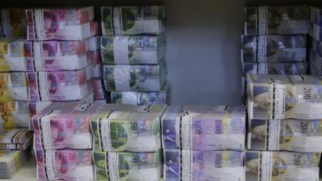 Швейцарците гласуват да имат по 2500 франка месечно