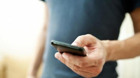 Разкриха кражба на телефони от магазин, бил продавачът