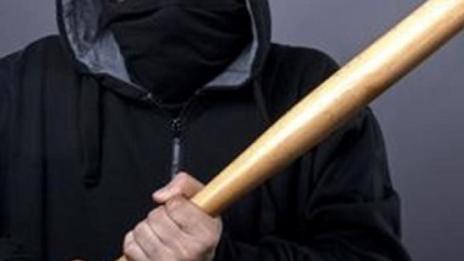 Ядосан шофьор потроши автомобил с бухалка