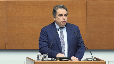 Василев: ГЕРБ ни държаха на постна пица, Радев ни сложи на капково напояване