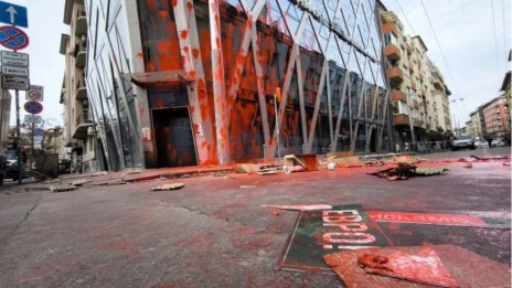Министерският съвет и партиите осъдиха поругаването на сградата на ЕП и ЕК в София