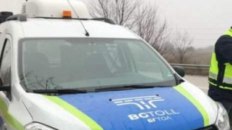 Румънски бус се натресе в спряла кола на БГТОЛ. Двама са ранените