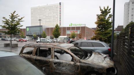 Запалиха 80 коли в Западна Швеция