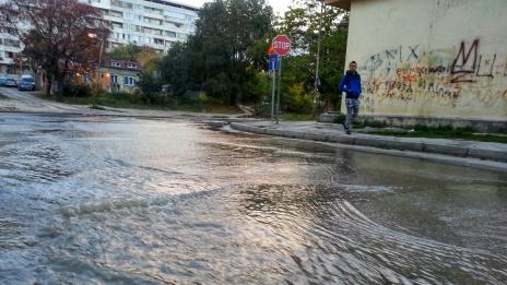 Варненски блок осъмна с наводнена улица