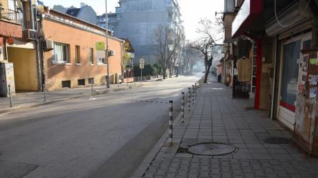 Паркиране по варненски на ул. „Капитан Райчо“ (СНИМКИ)