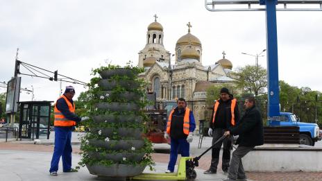 Поставят цветарниците в центъра на Варна