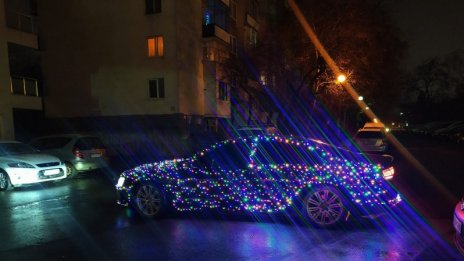 Столичанин събира погледите с коледната украса на колата си