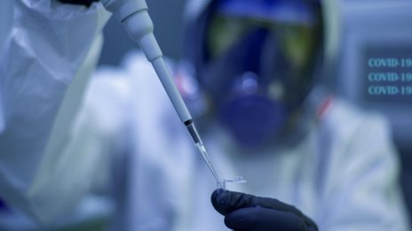 AI създаде ваксина срещу бъдещи пандемии, тестваха я върху хора