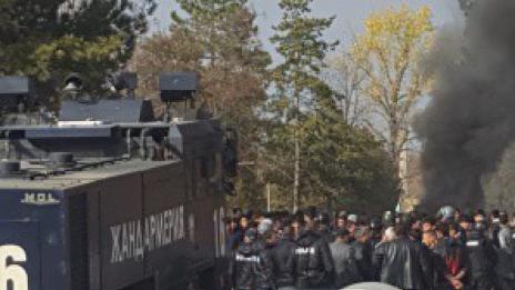 Пострадаха полицаи при сблъсъците в харманлийския лагер