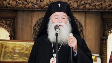 Ловчанският митрополит Гавриил носи Благодатния огън