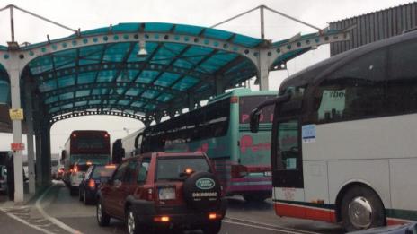 Огромни опашки от автомобили край Благоевград и на „Калотина“