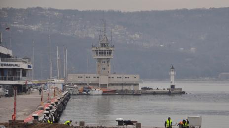 Изграждат осветление в района на обновената зона край Морска гара