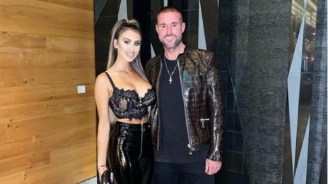 Половинката на Филип Плейн провокира с дълбоко деколте